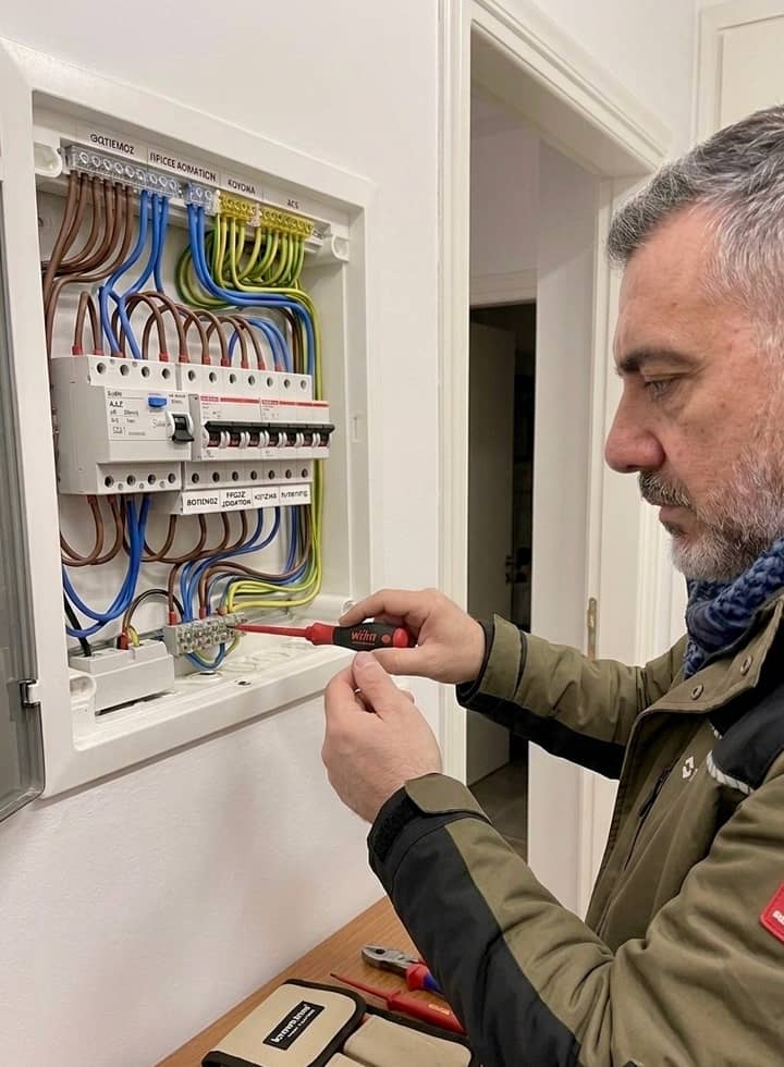 Инспектор проверява електрическо разпределително табло